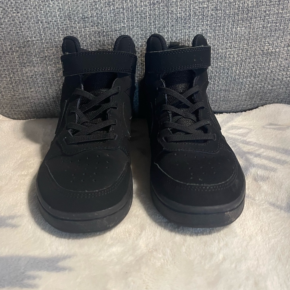 Nike court borough mid top kids shoes